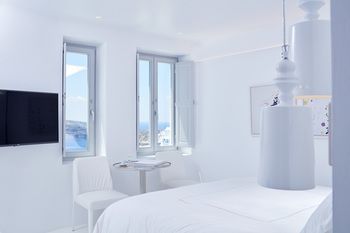 CANAVES OIA SUNDAY SUITES