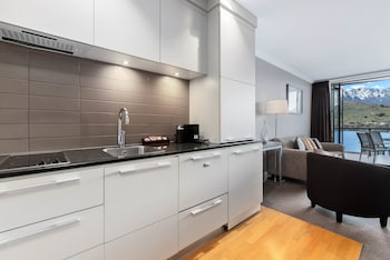 LAKE VIEWS AT THE SHORES - PRIVATE APARTMENT