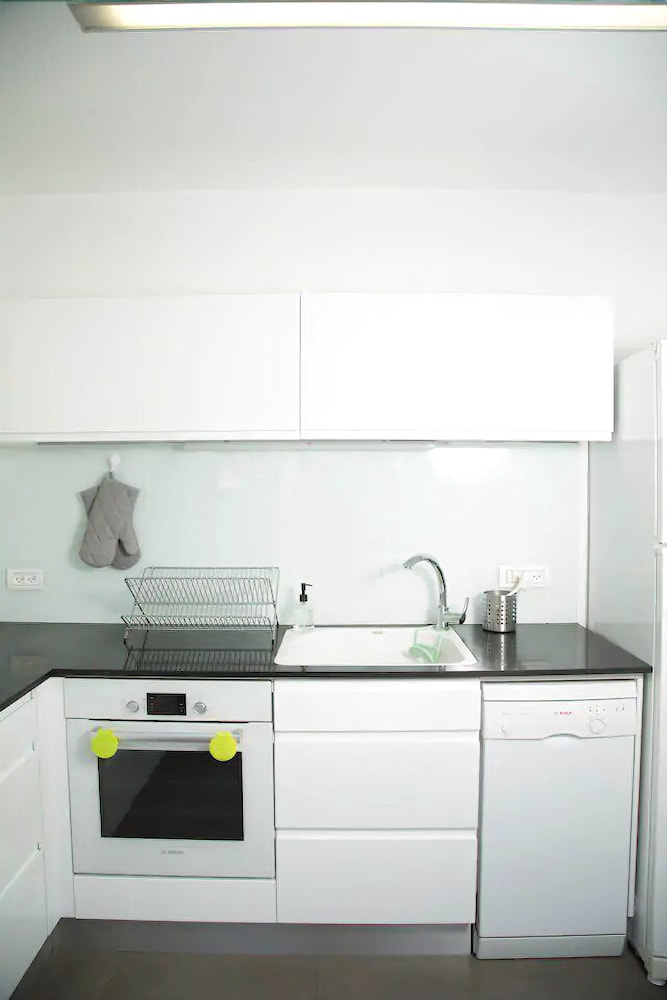 STYLISH CHIC 2BR BAUHAUS AP HEART OF TLV