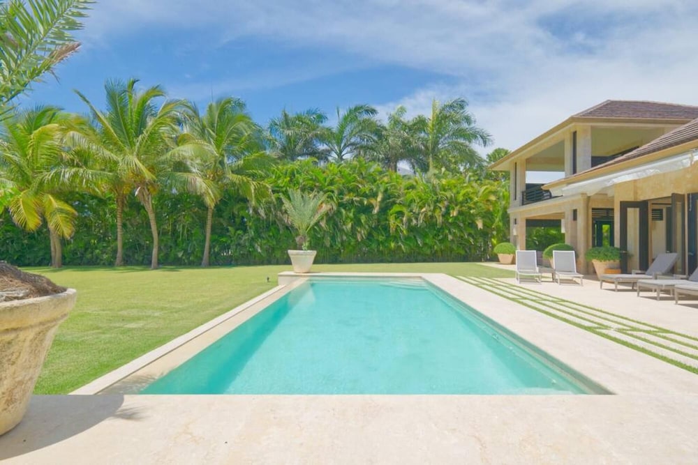 DRAMATIC LUXURY VILLA WITH GOLF AND OCEAN VIEW WALKING DISTANCE FROM THE BEACH