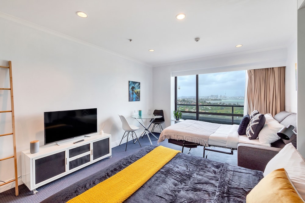 SEA CITY VIEWS TAKAPUNA STUDIO W CARPARK