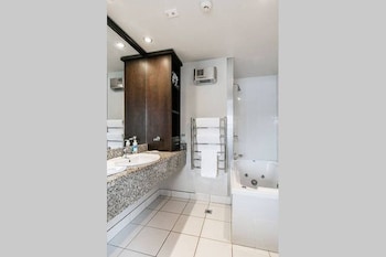 LUXURY LAKEFRONT VILLA QUEENSTOWN