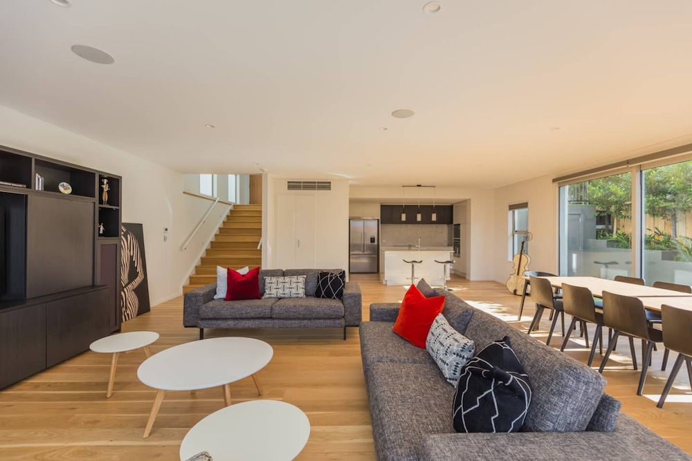 SPACIOUS HIGH-SPEC LUXURY HOME WITH GARAGE
