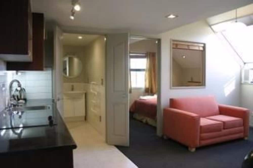 ATHENA MOTEL AND APARTMENTS