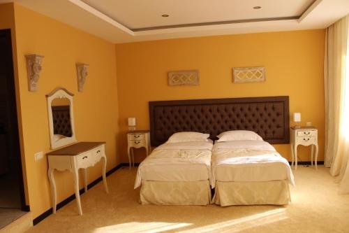 AMBER HOTEL