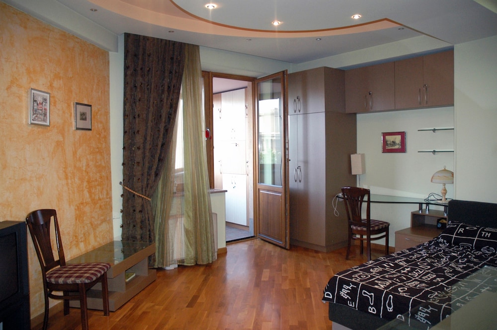LUXURY APARTMENT IN THE CITY HEART ON NORTH AVENUE