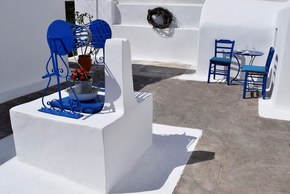 AUTHENTIC SANTORINIAN HOME EXPERIENCE