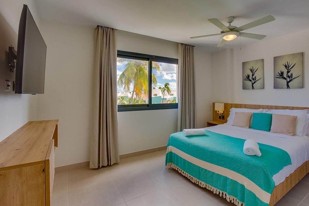 2 BEDROOM SWIM UP TERRACE IN FRONT OF THE POOL