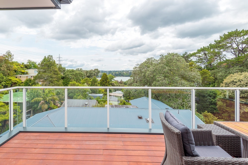 BRAND NEW 5BR HOME WITH VIEW OF THE SEA