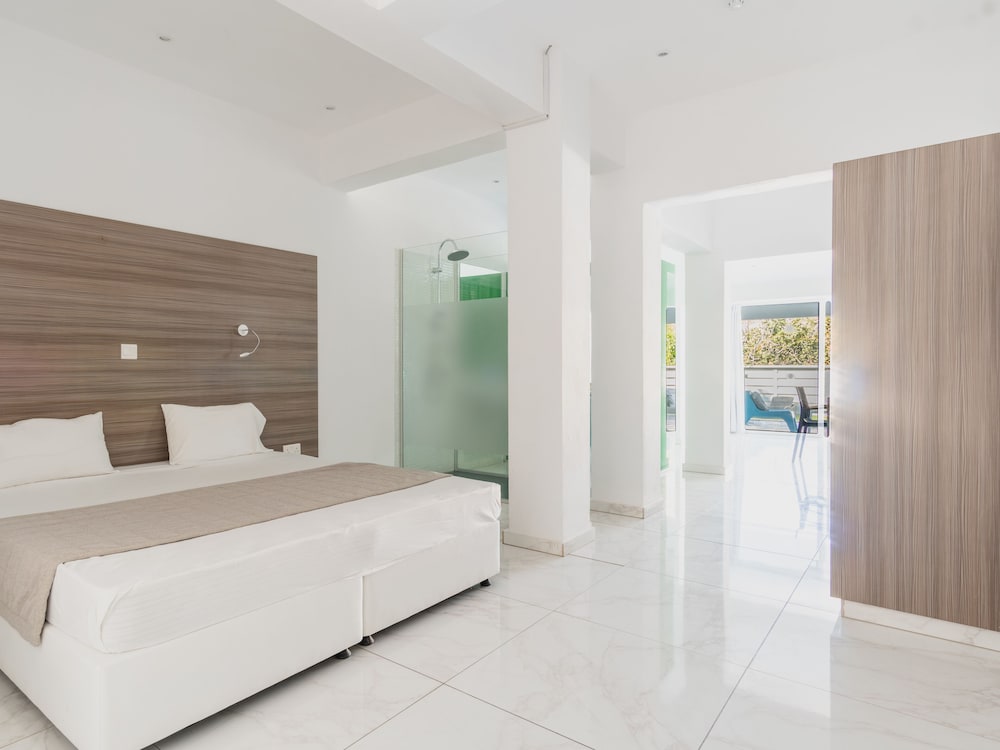 SANDERS RIO GARDENS - WELL-PLANNED STUDIO WITH SHARED POOL AND TERRACE