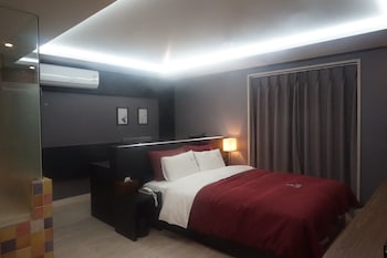 LOUIS HOTEL