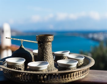 THE TRADITIONAL HOMES OF CRETE