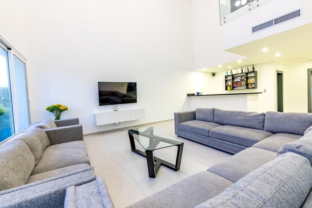VILLA PALMA FOR RENT IN PUNTA CANA - ULTRA MODERN VILLA WITH CHEF MAID