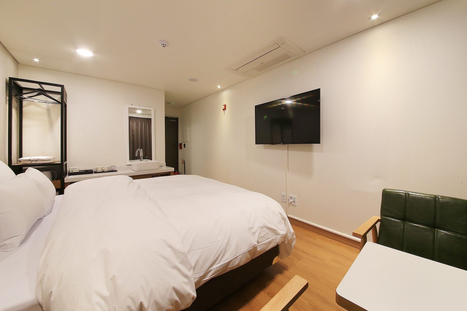 CNC 1ST STREET HOTEL