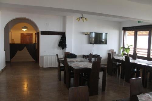 PENSIUNEA MUNTELE ALB- VARFUL LUI ROMAN (20 KM FROM HOREZU)