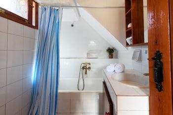 HOMES OF CRETAN TRADITION