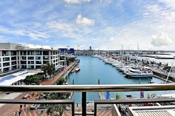 VIADUCT HARBOUR BEAUTY WITH BALCONY