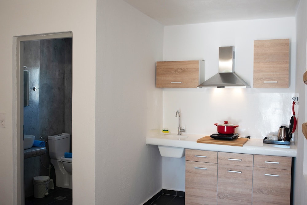 MYKONOS PETRA SUITES AND ROOMS