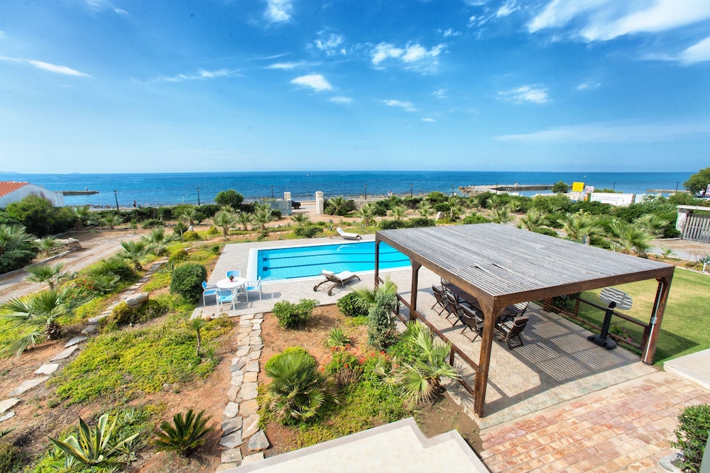 CRETAN BEACHFRONT VILLAS