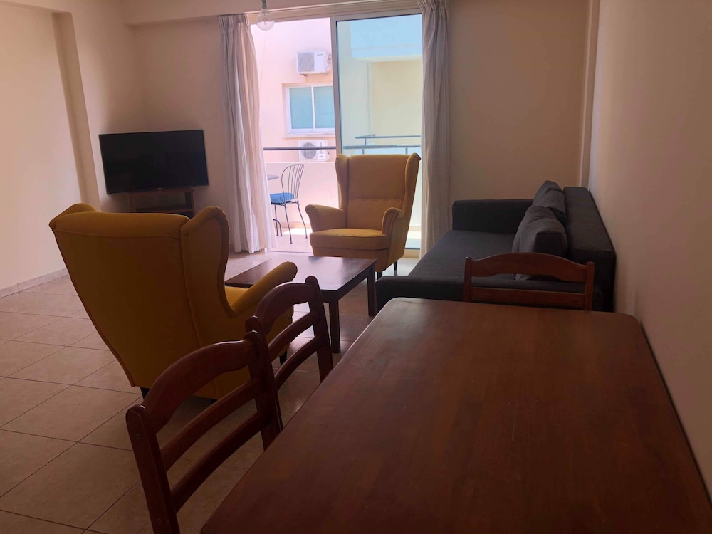 1 BEDROOM APARTMENT NEAR BEACH