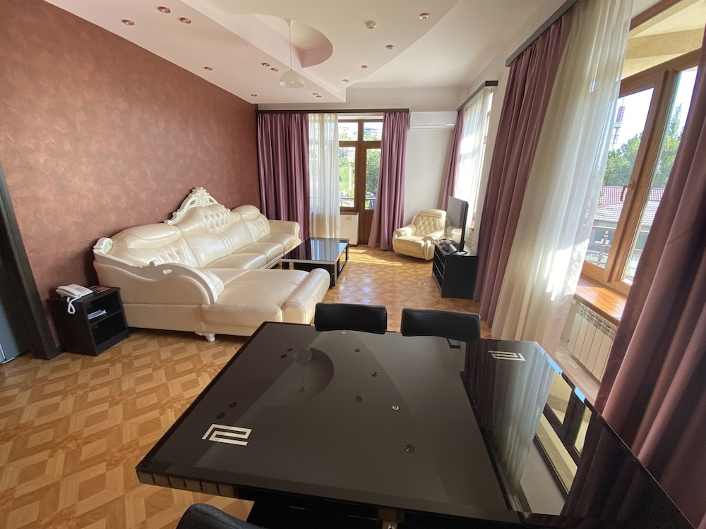 GRAND HILLS HOTEL