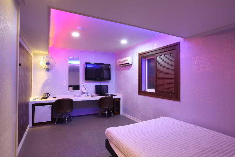 TOP MOTEL