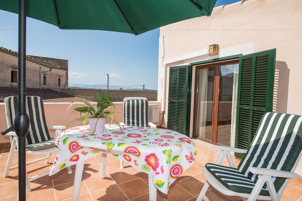 CASA CON PISCINA Y JARDIN PRIVADO EN MARIA DE LA SALUD