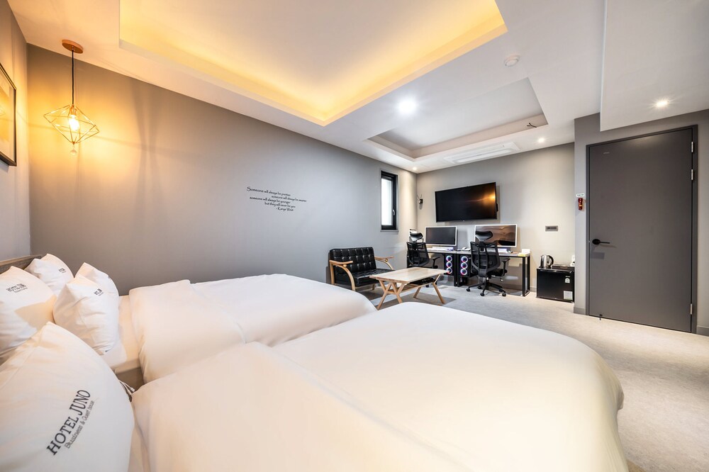 JUNO HOTEL