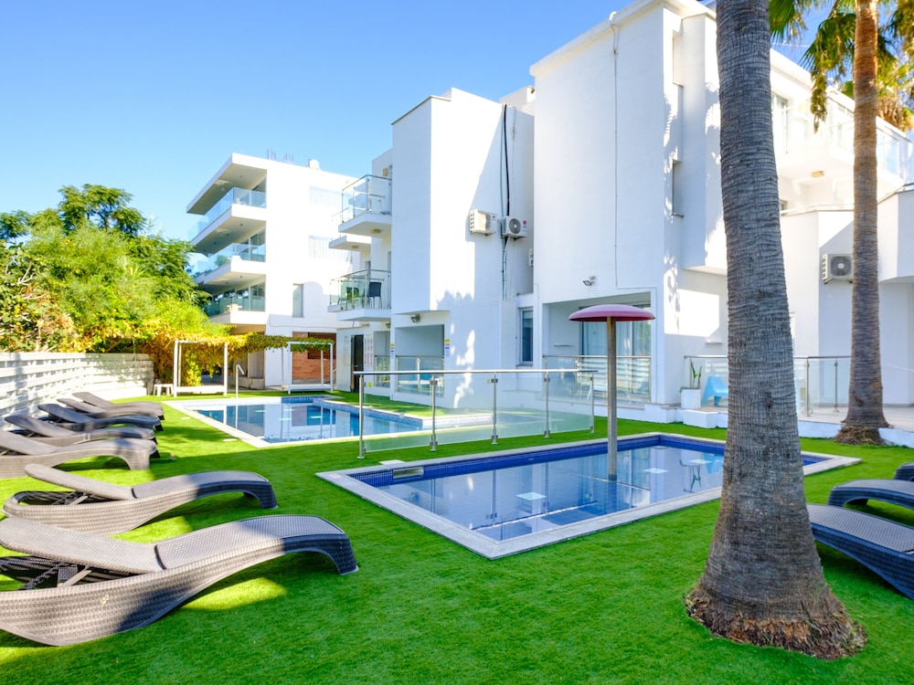 SANDERS RIO GARDENS - CHIC 1-BEDROOM APARTMENT BY THE POOL AND WITH BALCONY