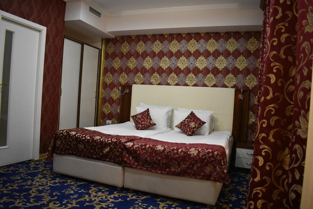 ROYAL PLAZA HOTEL