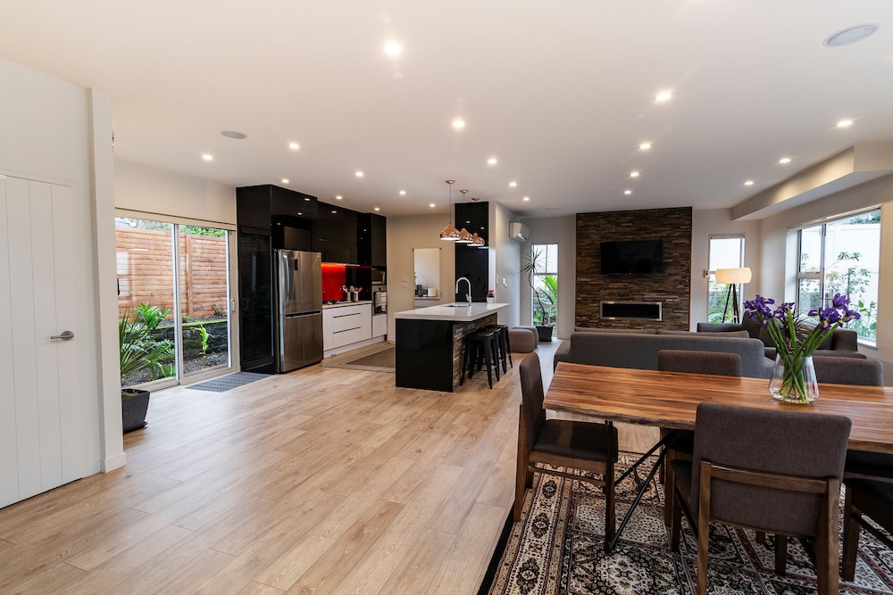 ELEGANT AND STYLISH RETREAT IN LEAFY EPSOM