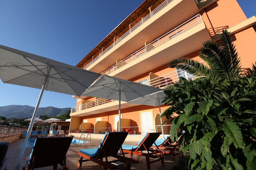 KAROS HOTEL LLAMAN