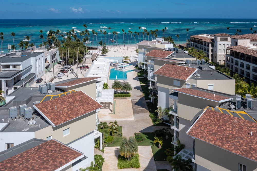 UNIQUE MODERN CONDO WITH BEACH ACCESS