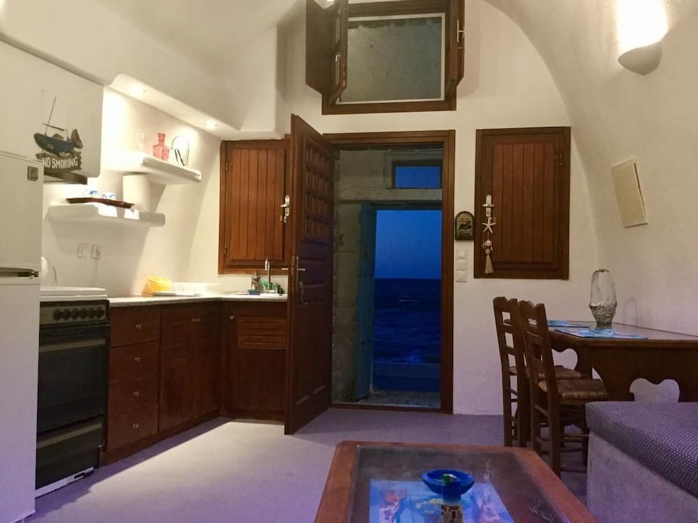 TZANNIS CAVE HOUSE