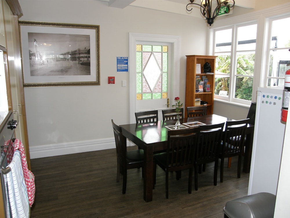 PONSONBY MANOR GUEST HOUSE