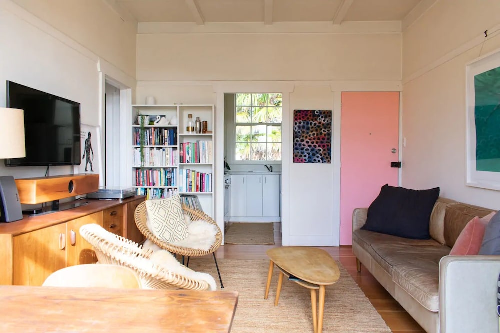 1930S CHARACTER 1 BEDROOM APARTMENT WITH SKY TOWER VIEWS