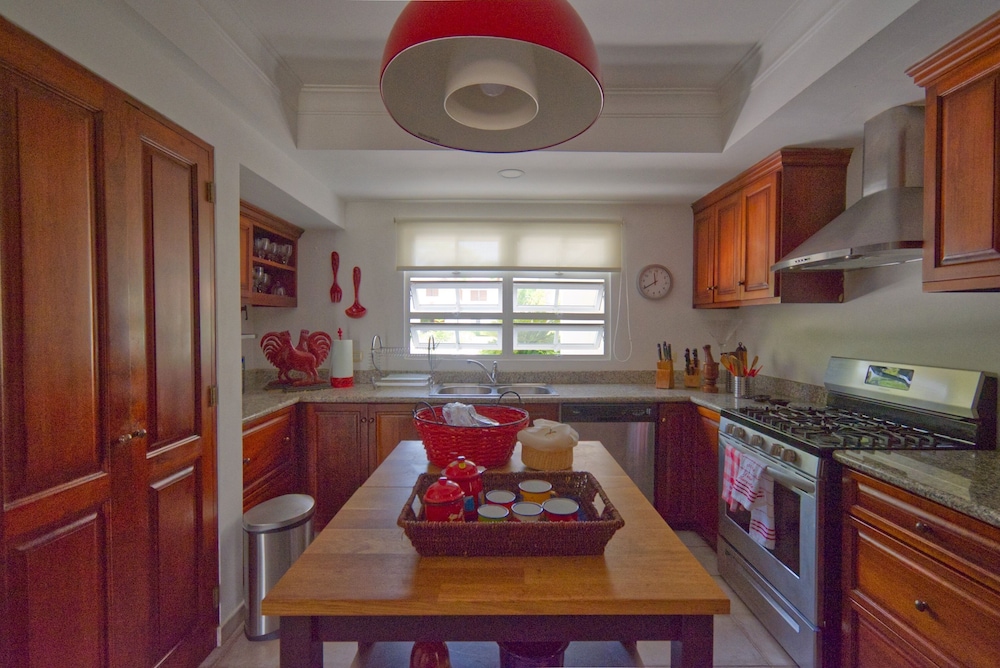 COZY 4BDR VILLA IN LUXURY BEACH RESORT WITH SERVICE STAFF AND VIEW OF LA CANA GOLF COURSE