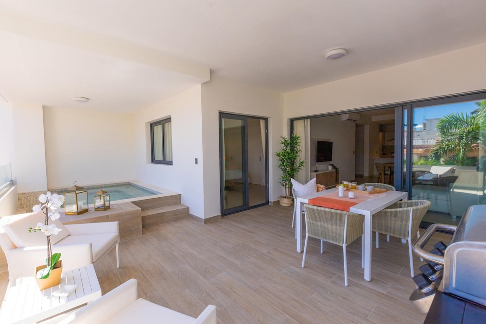 2 BEDROOM WITH PRIVATE PICUZZI NEAR THE BEACH -1