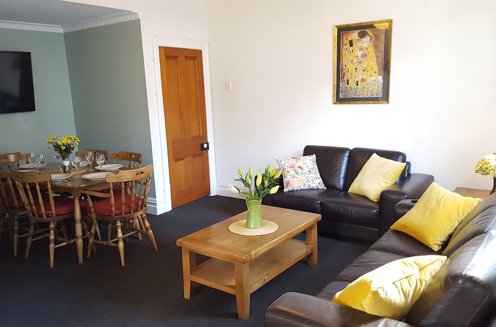 REWA HOUSE ~ CITY HOME, 3 BEDROOMS, WALK TO CBD