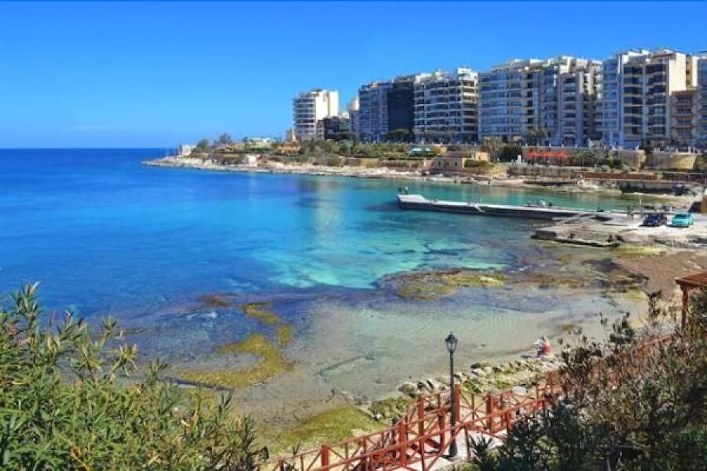 LUXURY SEAFRONT OASIS IN CENTRAL SLIEMA W/ POOL