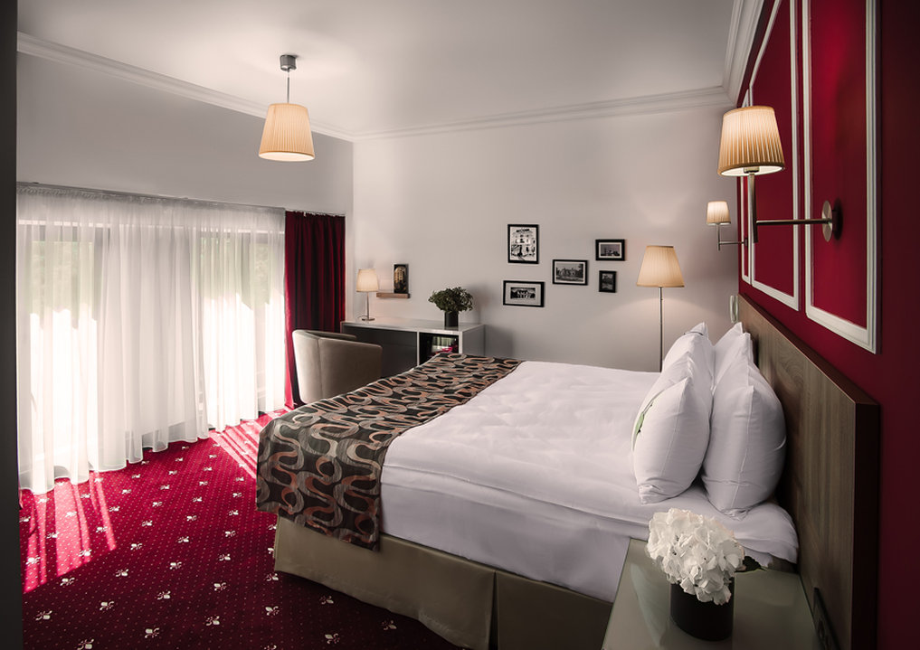 THOMAS ALBERT HOTEL