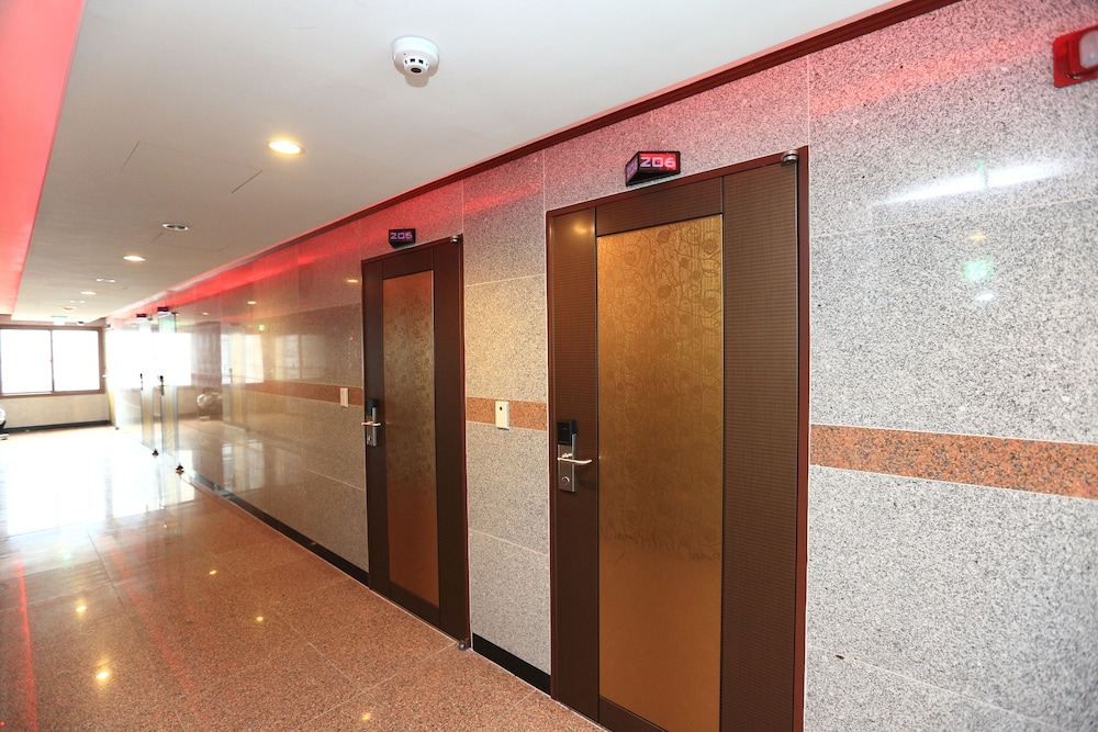 CHOCOLATE HOTEL