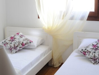 TRADITIONAL GREEK MAISONETTE IN ANTIPERNI VILLAGE