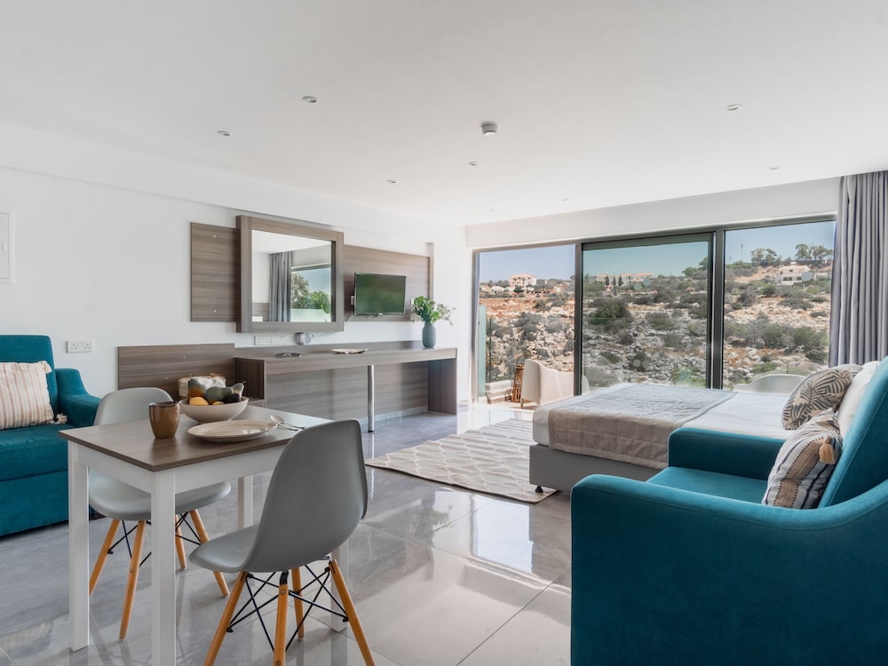 SANDERS RIO GARDENS - DARLING STUDIO WITH SHARED POOL AND BALCONY