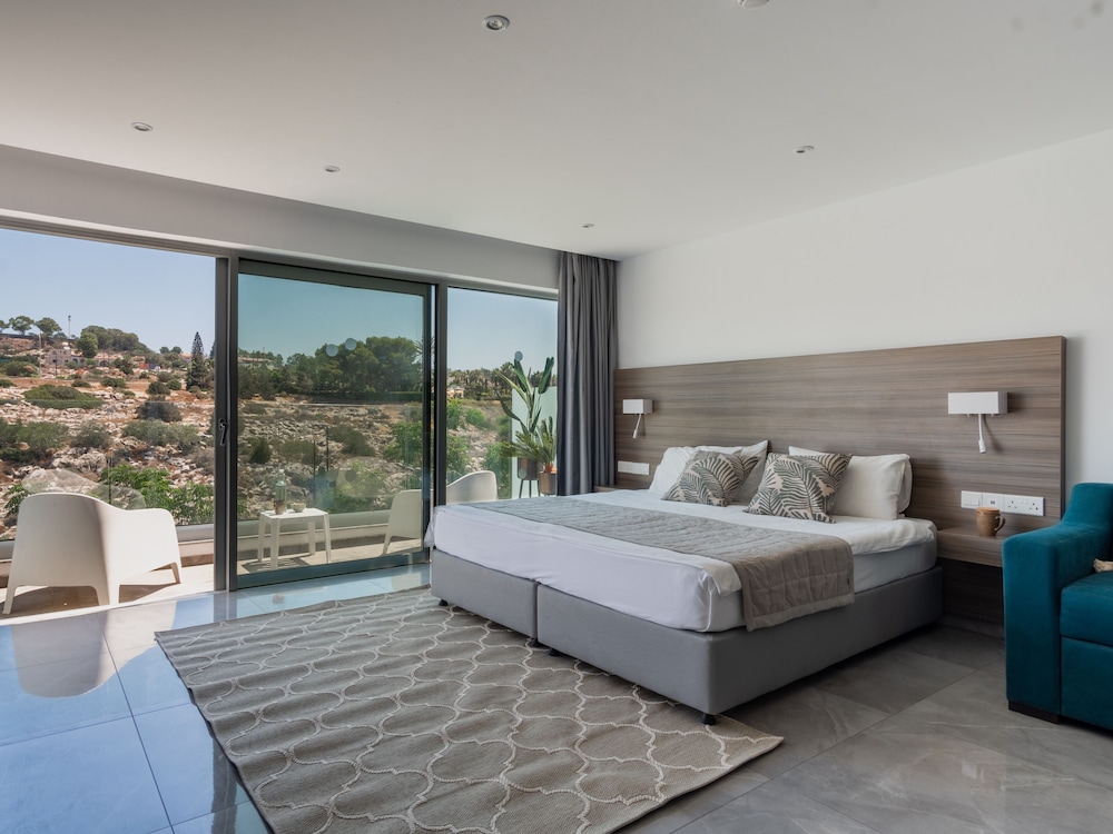 SANDERS RIO GARDENS - PETITE STUDIO WITH SHARED POOL AND BALCONY