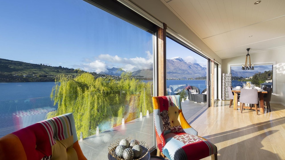 KOHANGA LUXURY LAKESIDE VILLA