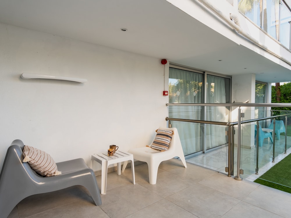 SANDERS RIO GARDENS - COZY STUDIO WITH SHARED POOL AND TERRACE