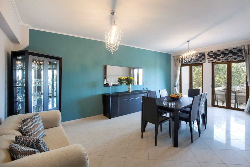 VILLA PLOUSIA