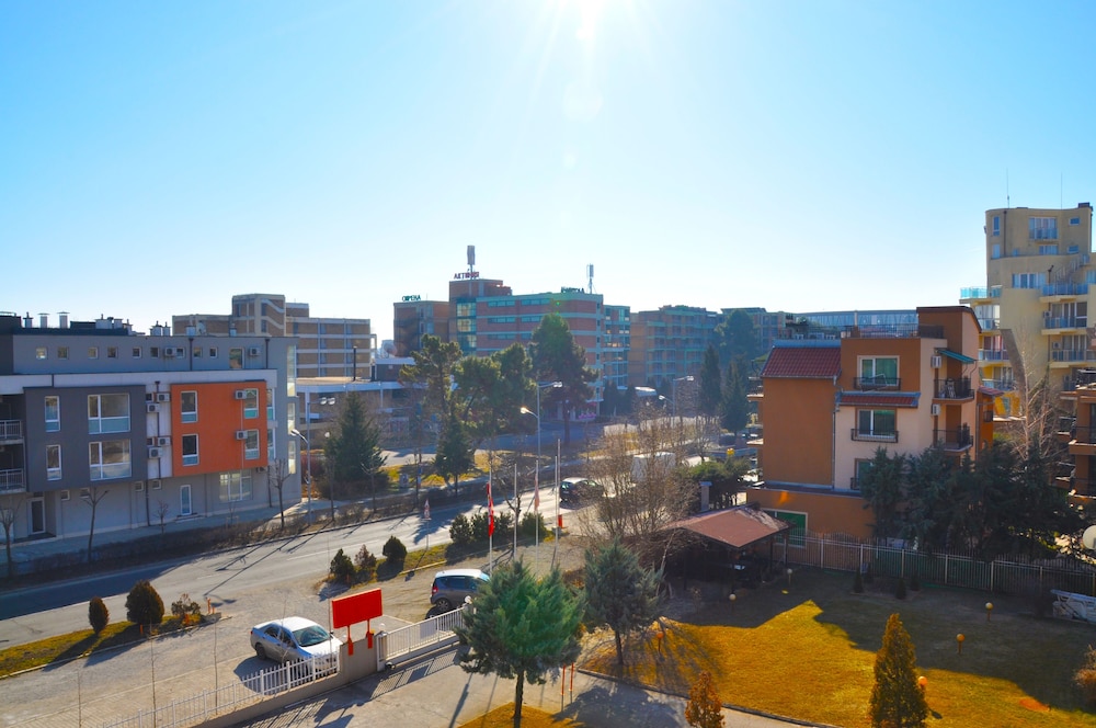 LA PLAYA APARTMENTS