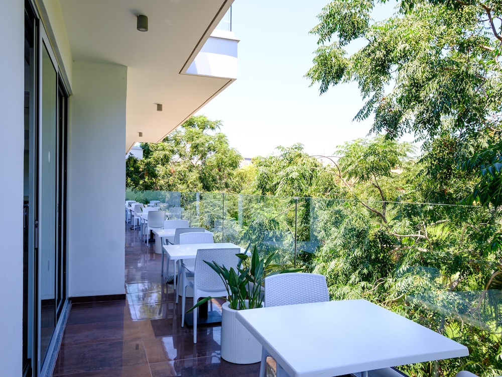 SANDERS RIO GARDENS - DARLING 1-BEDROOM APARTMENT WITH SHARED POOL AND BALCONY